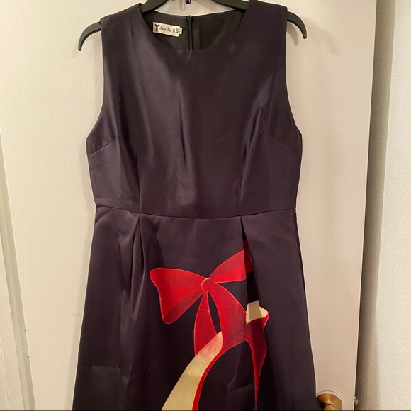 Black with red stiletto design on the front and back! Fits size 8 $25 - Picture 3 of 7